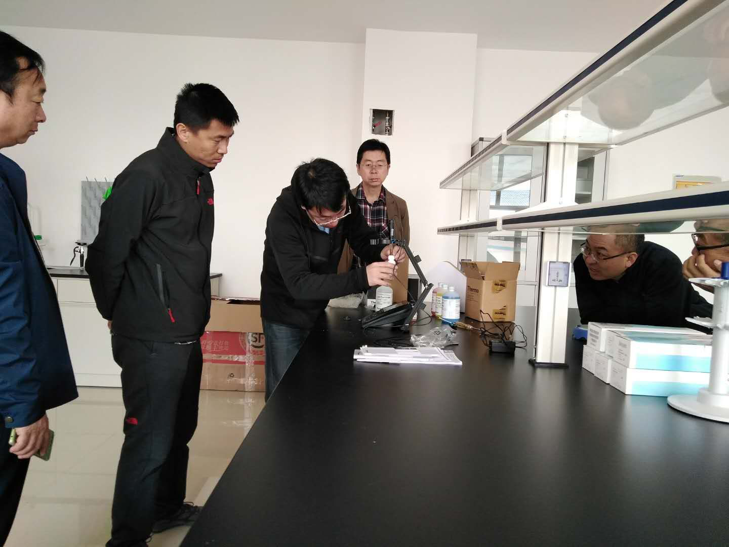 騰友科技公司組織進口設(shè)備安裝調(diào)試